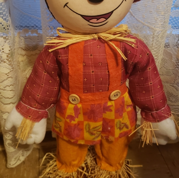20-inch Minnie Mouse scarecrow decoration  - Picture 4 of 12